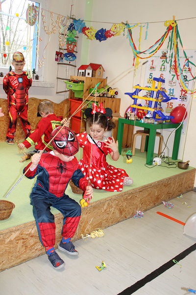  Friedrich Fröbel: Buntes Treiben im Kindergarten "Friedrich Fröbel" in Motiv 